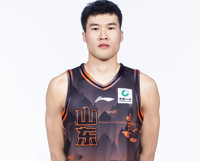 米兰体育尼克斯全力挽留米切尔·罗宾逊