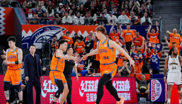 火箭两年合同签下签湖人后场大闸，他们并没有使用全额中产特例？