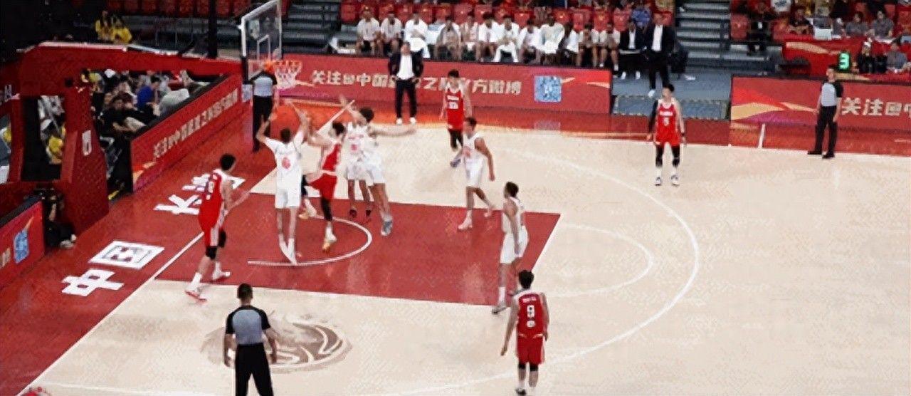 马刺主帅谈福克斯被批评:我不看社媒也不在乎,对他有100%信心