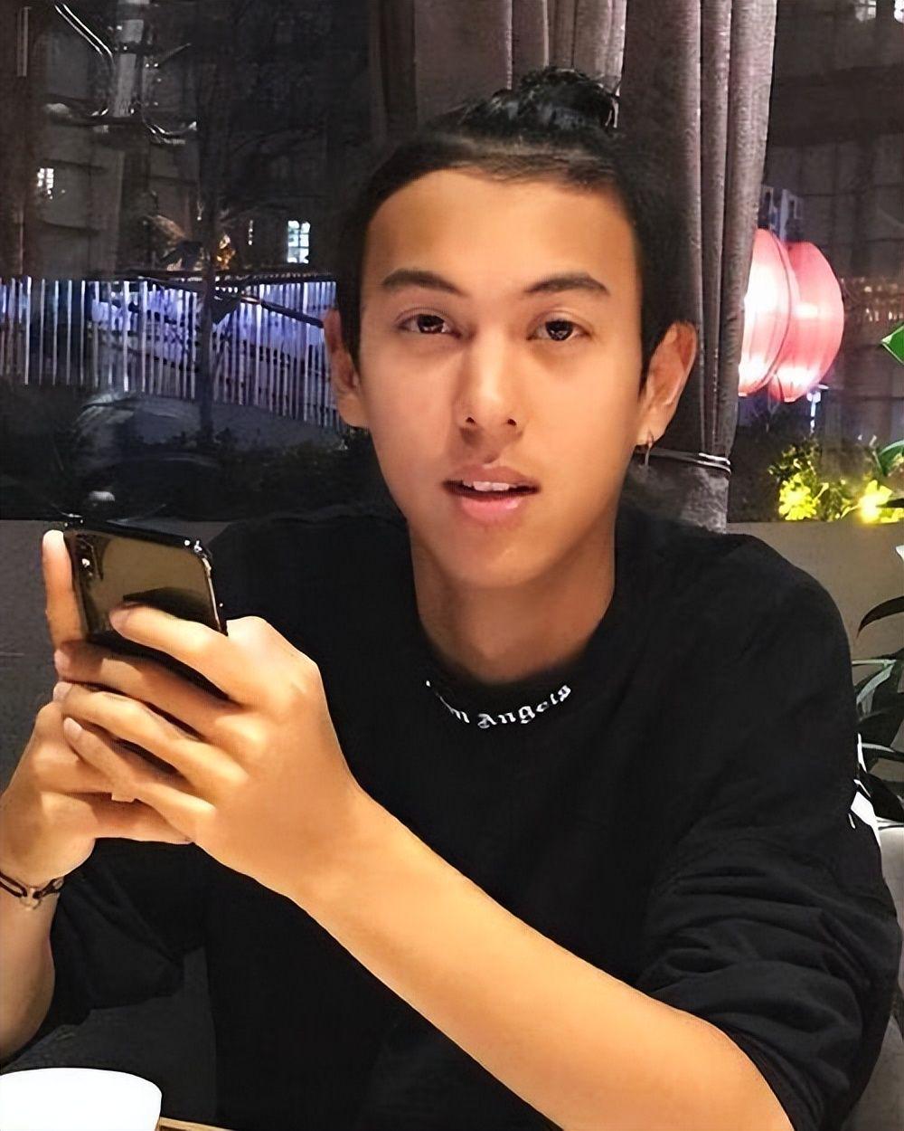 比尔·西蒙斯设想：勒布朗·詹姆斯可能推迟签约，到赛季中再签
